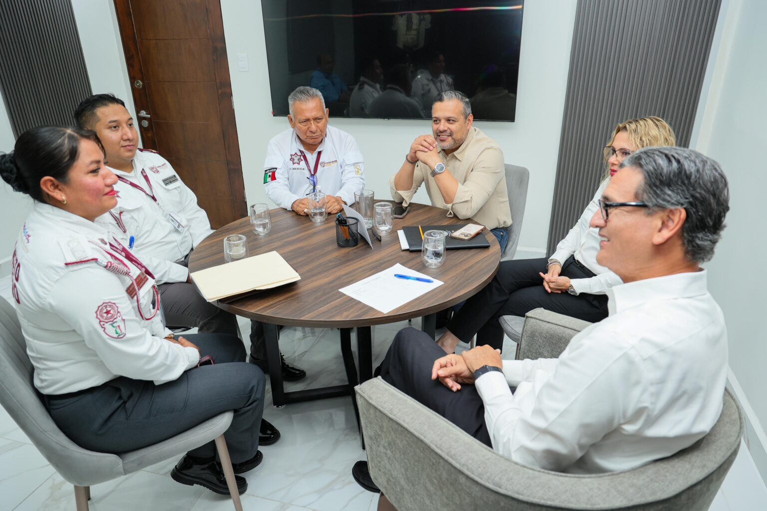 Erasmo González reconoce a dos agentes de Tránsito por cumplir en acciones de seguridad