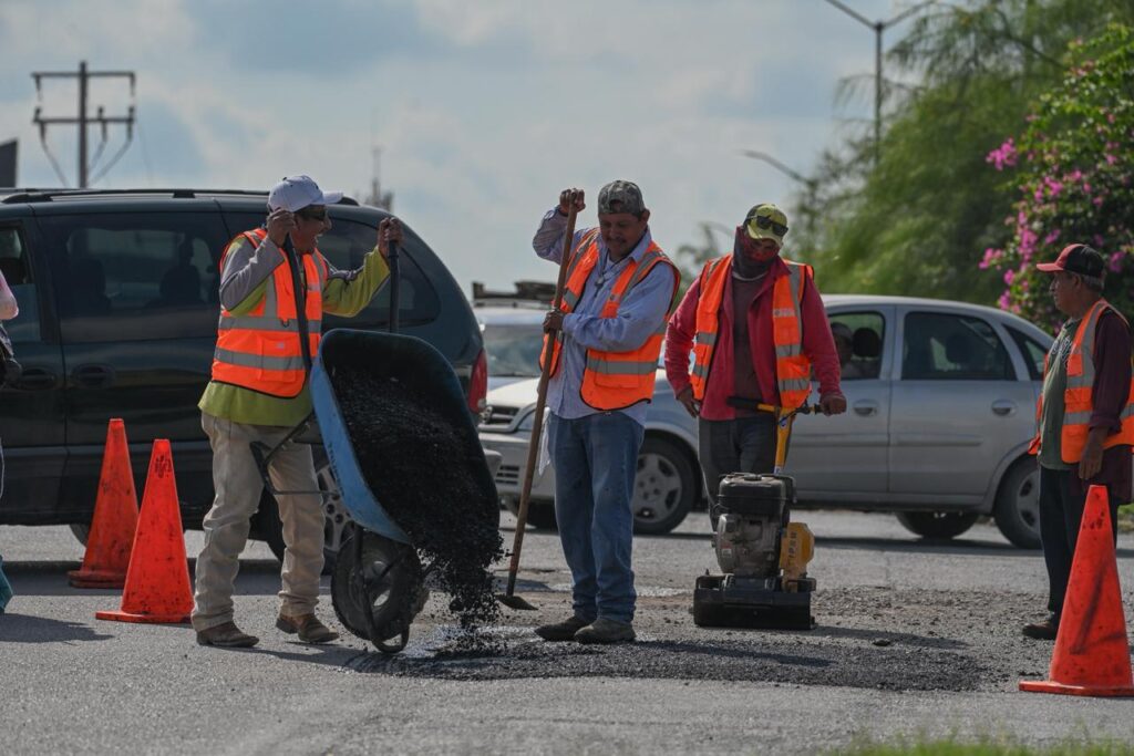 Acelera municipio arreglo de vialidades en Victoria.