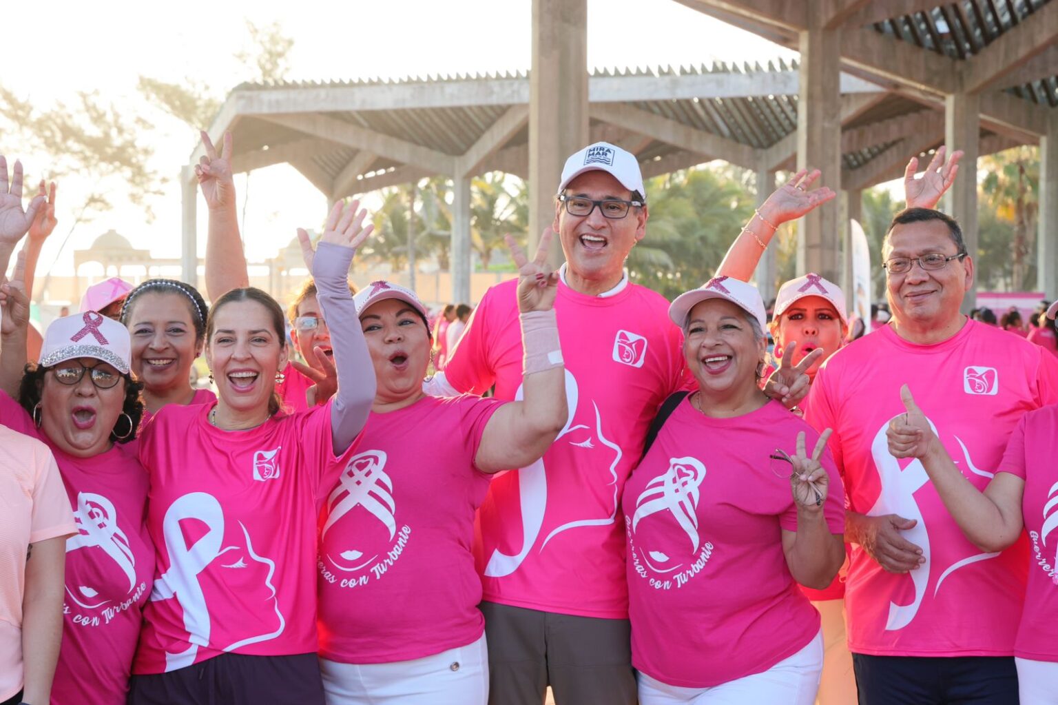 Erasmo y Dunia se unen al IMSS en lucha contra el cáncer de mama