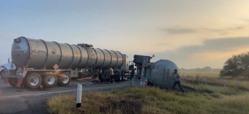 Volcadura de pipa con aceite natural en la carretera Victoria–Matamoros